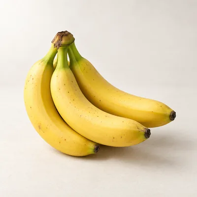 Mano de bananos de cáscara amarilla
