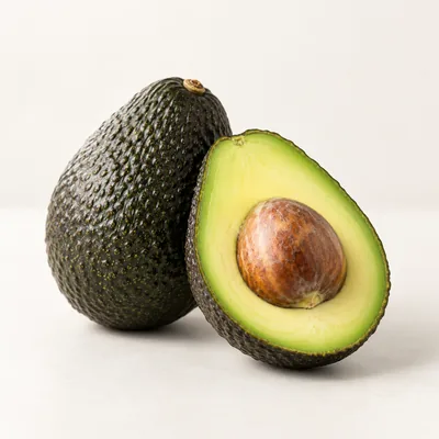 Palta Hass entera y cortada con su semilla